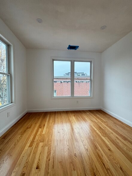 Building Photo - 554 Main St