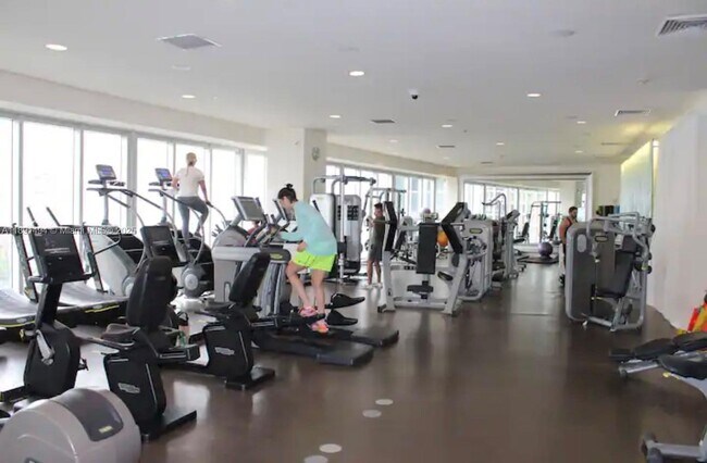 Building Photo - 495 Brickell Ave