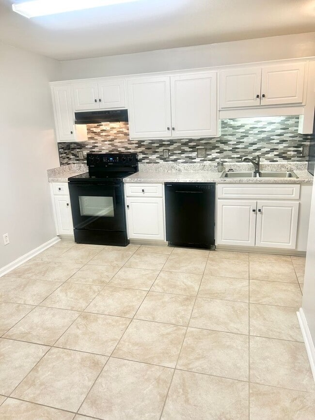 Building Photo - Charming 3BR Townhouse Near Shopping & Doctors Hospital