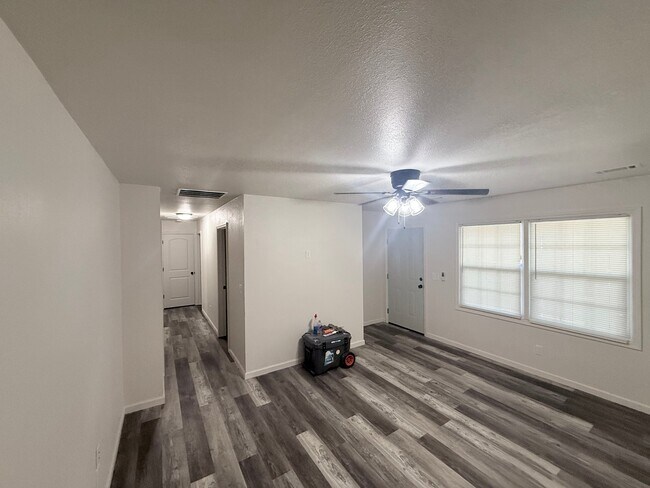 Building Photo - 931 Line St