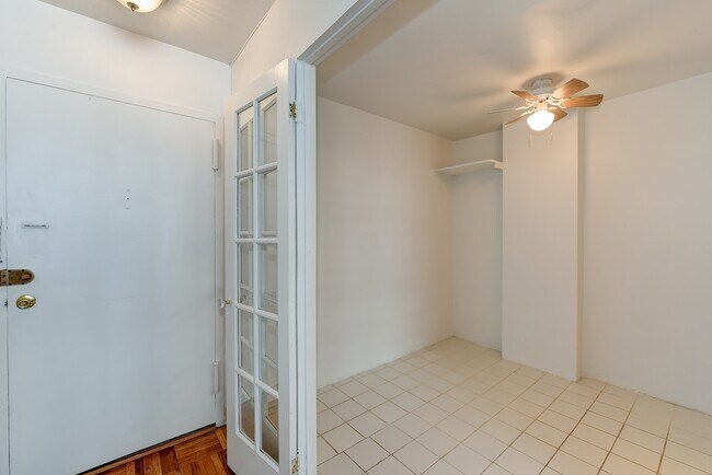 Building Photo - Charming & Bright Junior One Bedroom at River Place North