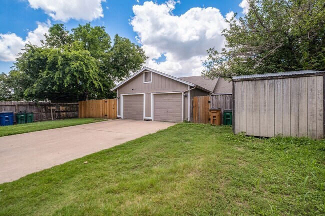 Building Photo - 2 Bedroom, 1 Bath Duplex with 1 Car Garage...