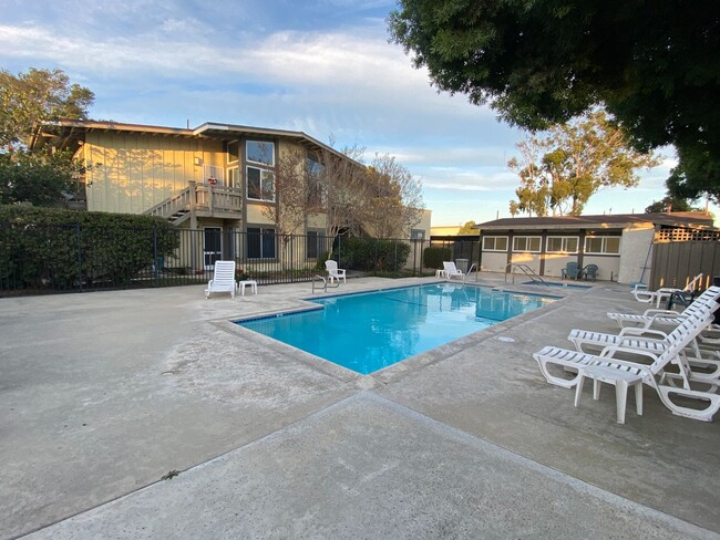 Building Photo - Torrance: 1 Bed 1 Bath Condo - 1 Carport S...