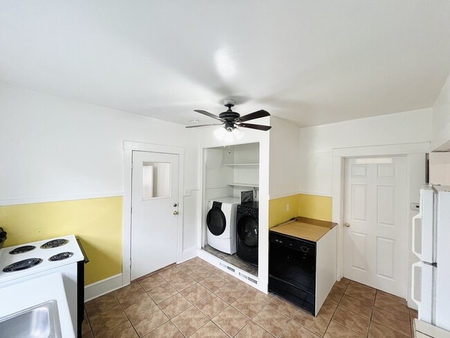 Building Photo - 925 Wilson Ave S