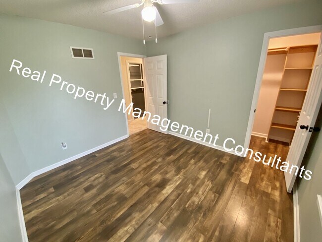 Building Photo - California Split-Level in Lee's Summit Sch...