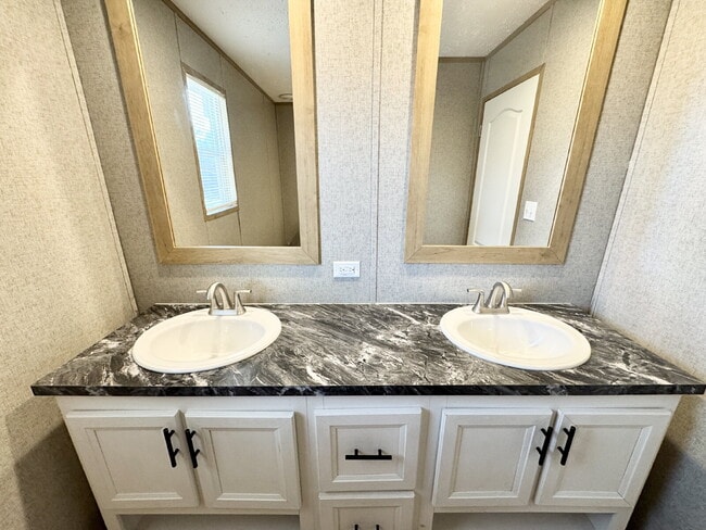 Building Photo - 2 Bedroom, 2 Full Bathrooms With Water Included in Pendleton