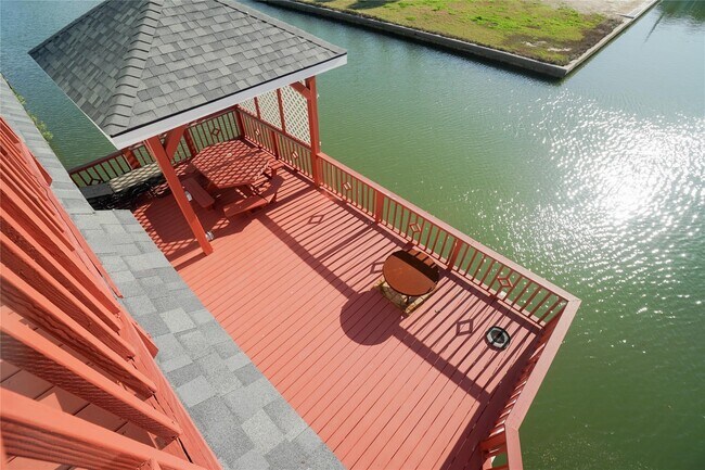 Building Photo - 16619 Bayfront Dr