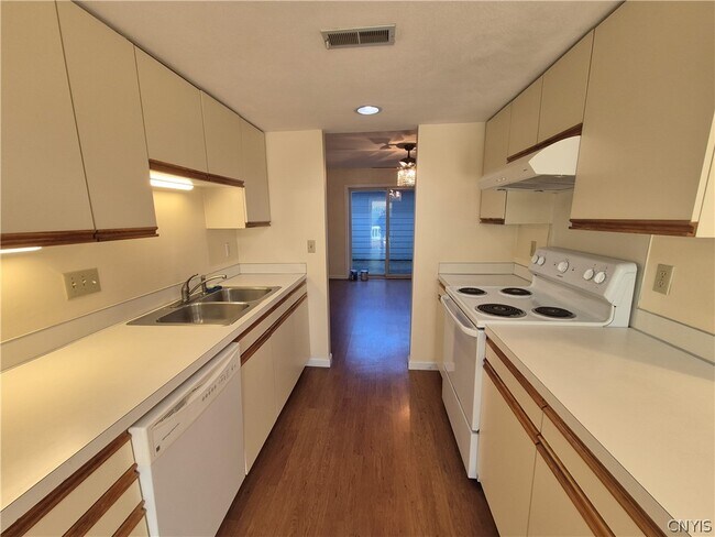 Building Photo - 435 Summerhaven Dr N