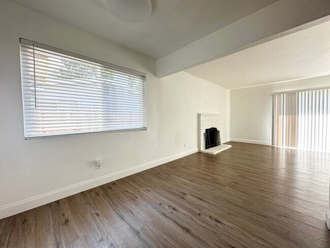 Building Photo - Beautiful three bedroom two bath home in Roseville!!