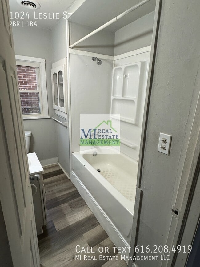 Building Photo - 1024 Leslie St