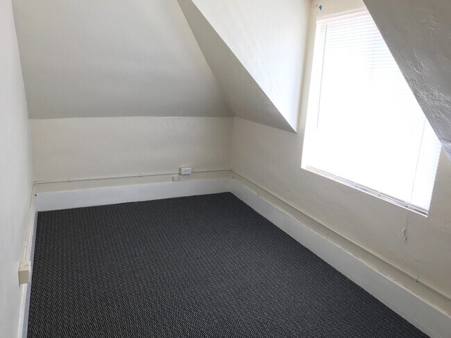Building Photo - 2 Bedroom 1 bath near UO
