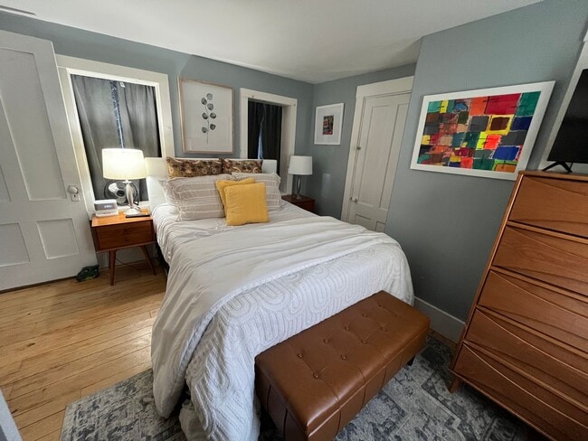 Building Photo - Fully Furnished Single Family House for Re...