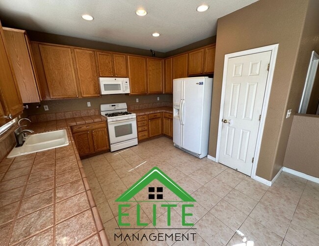 Building Photo - Spacious 6-Bedroom Home with Two Master Su...