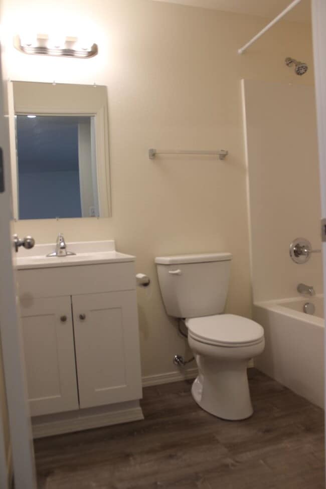 Building Photo - 232 NE Palomar Ct