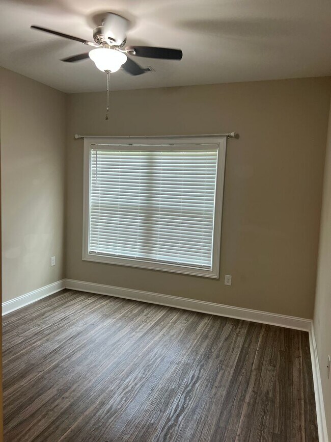 Building Photo - BEAUTIFUL 3 bedroom 2 bath home on a corne...