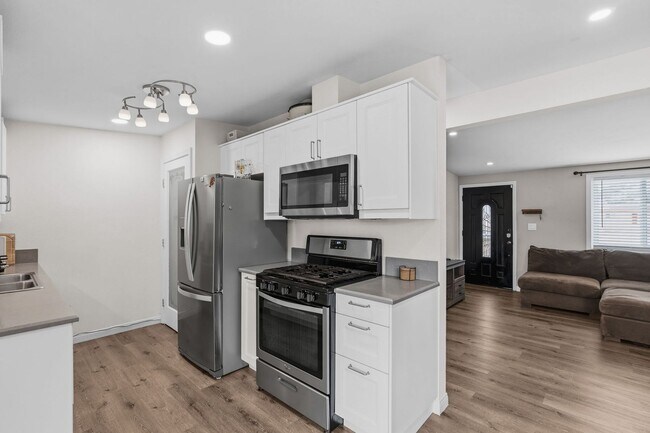 Building Photo - 1127 Hemlock Ave