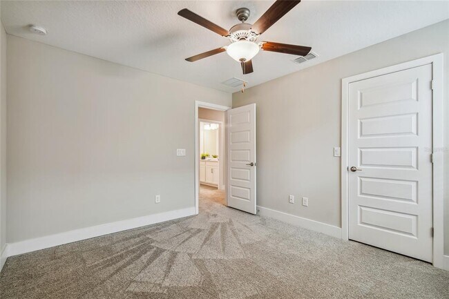 Building Photo - 9754 Little Bluestem Dr