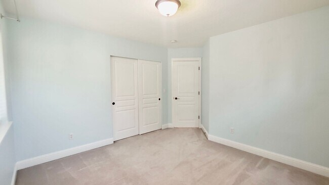 Building Photo - **$1000 OFF FIRST FULL MONTHS RENT**  Gorg...