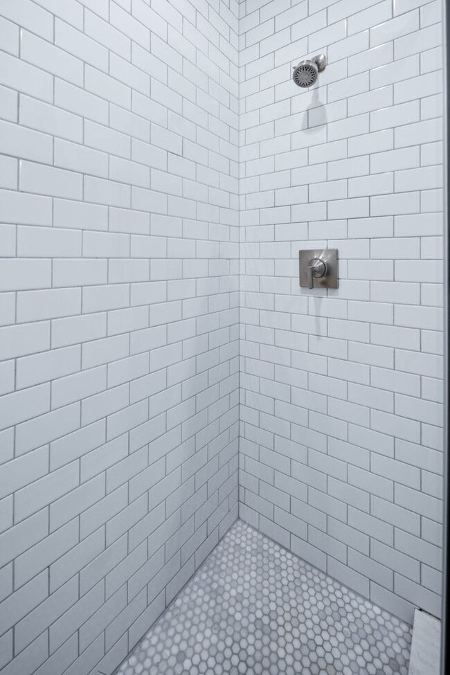 Building Photo - 612 W Stratford Pl