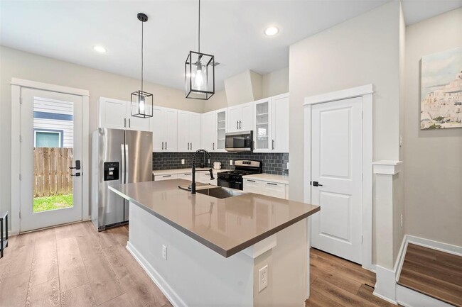 Building Photo - 6713 Parker Grv Ln