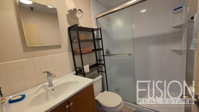 Building Photo - Bright, FURNISHED 2-Bedroom in Prime Burlington Location — Available NOW!
