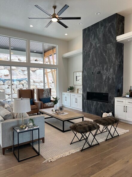 Large open great room - 4428 N Summer View Dr