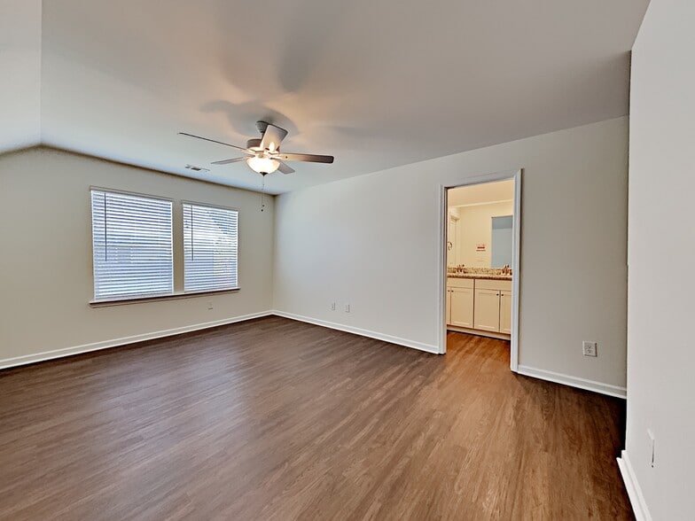 Building Photo - 307 Camp dr