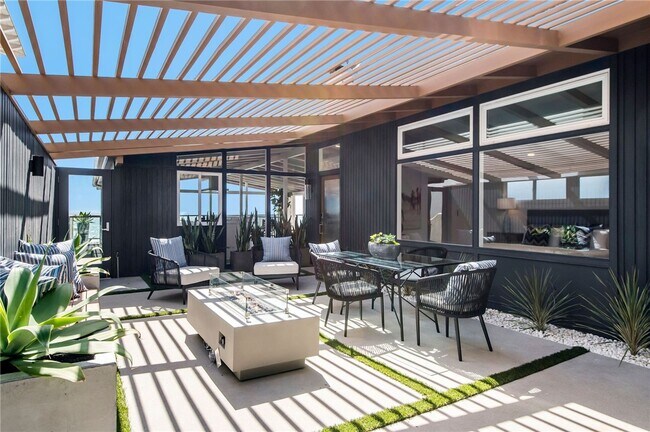 Building Photo - 816 The Strand