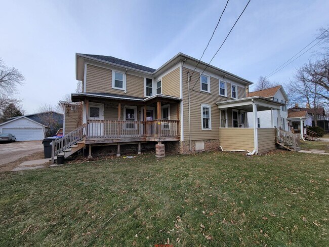 Building Photo - Large 1 bed upper Heat & Water included