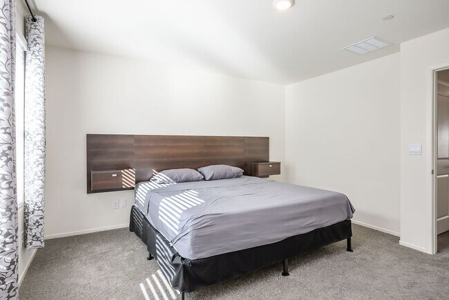 Building Photo - "Charming 3-Bedroom Townhouse with 2.5 Baths in Scenic Las Vegas Locale!"