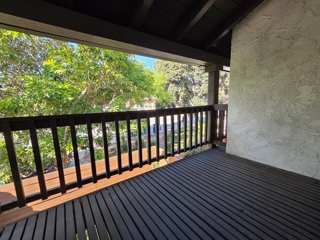 Building Photo - 2 Bedroom 2.5 Bath Town House in West Ventura