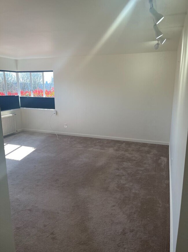 Building Photo - Cute and Cozy East Queen Anne Condo with 2 Bedrooms, 1 Bath and 1 Covered Parking Space