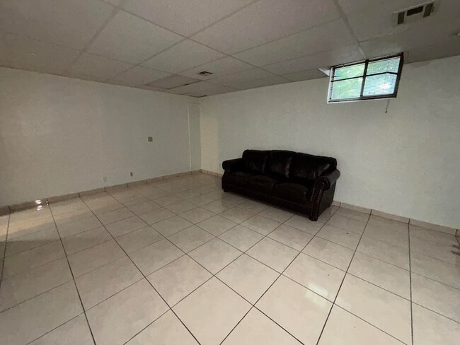 Building Photo - 1417 Matthew Dr