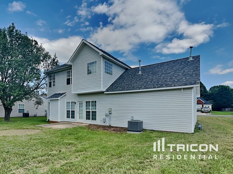 Building Photo - 2829 Rosemeade Dr