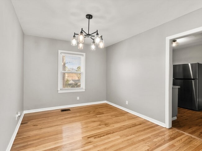 Building Photo - 1403 Lowell Dr SE