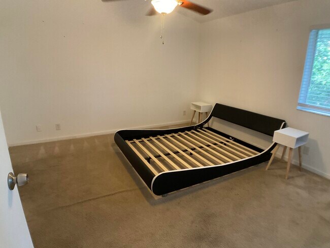 Building Photo - 5016 Rose Hill Dr