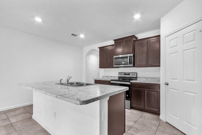 Building Photo - 2550 SE Rock Springs Dr