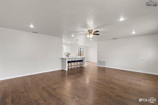 Building Photo - 300 E Garden Dr