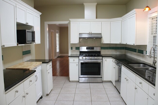 Building Photo - QUINTESSENTIAL ALAMO HEIGHTS COTTAGE