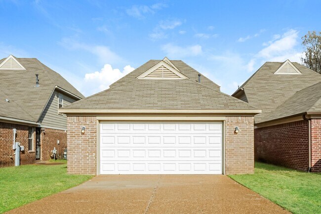 Building Photo - 7399 Brentlawn Dr