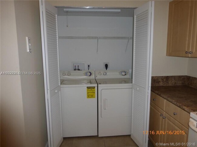 Building Photo - 529 E Sheridan St