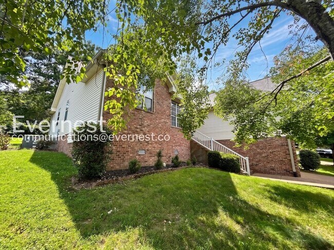 Building Photo - 3-Bed/2-Bath Home with Attached Garage/ Available Now!