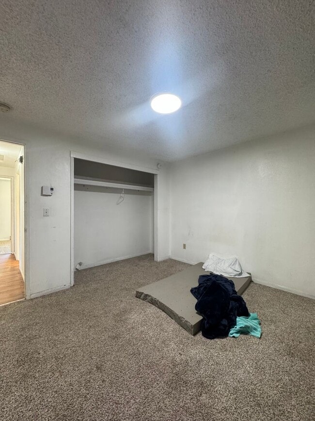 Building Photo - PET FRIENDLY 4 Bedroom 2 Bath