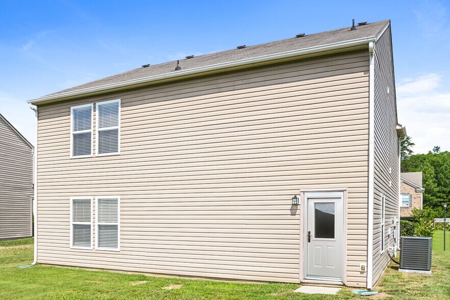 Building Photo - 13921 Lawrence Farm Ln