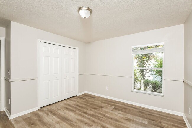 Building Photo - 5652 Sycamore Canyon Dr