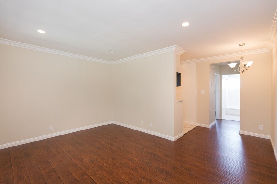 Building Photo - LOVELY 1BED Near Valley College! -- GREAT ...