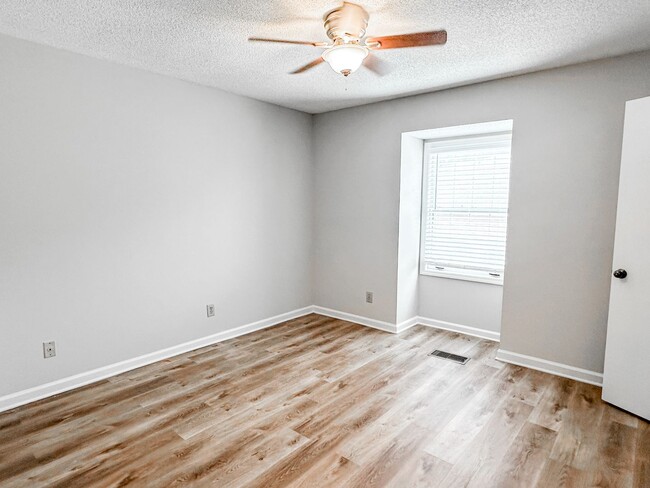 Building Photo - 2/1.5 Oakwood Townhome