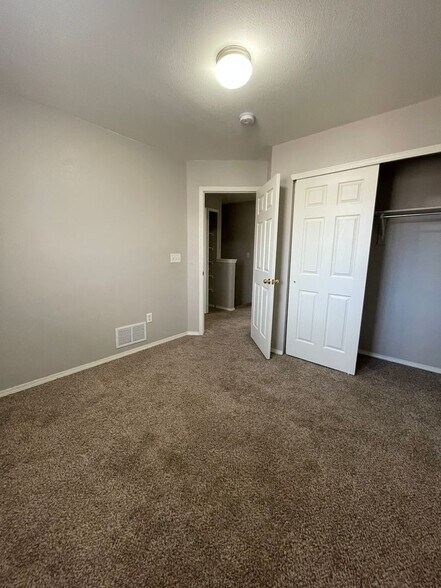 Building Photo - 6511 Stagecoach Ave