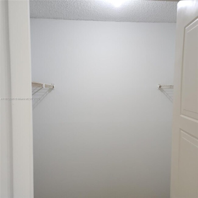 Building Photo - 342 Lakeview Dr