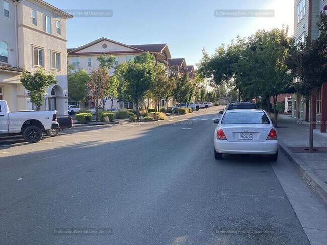 Building Photo - Elegant-Ideally located-Windsor Green End ...